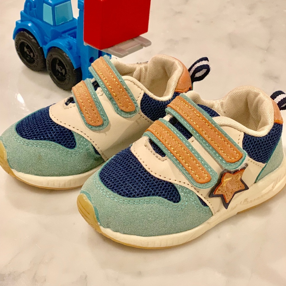 Ultra Suede Star Sneakers Size 6.5